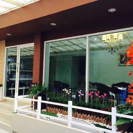 Bann Bunga Inn Bangkok Buitenkant foto